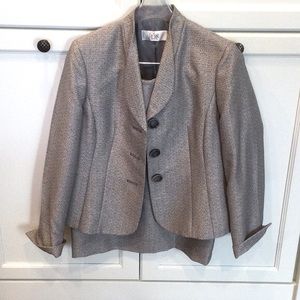 Le Suit 2 piece womens suit. NWT on skirt, tags off on new blazer